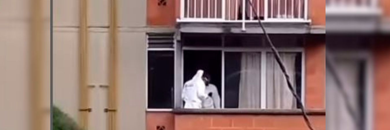 Agentes judiciales realizaron la inspección del cuerpo al interior del domicilio. / FOTO: PRENSA PAISA. 