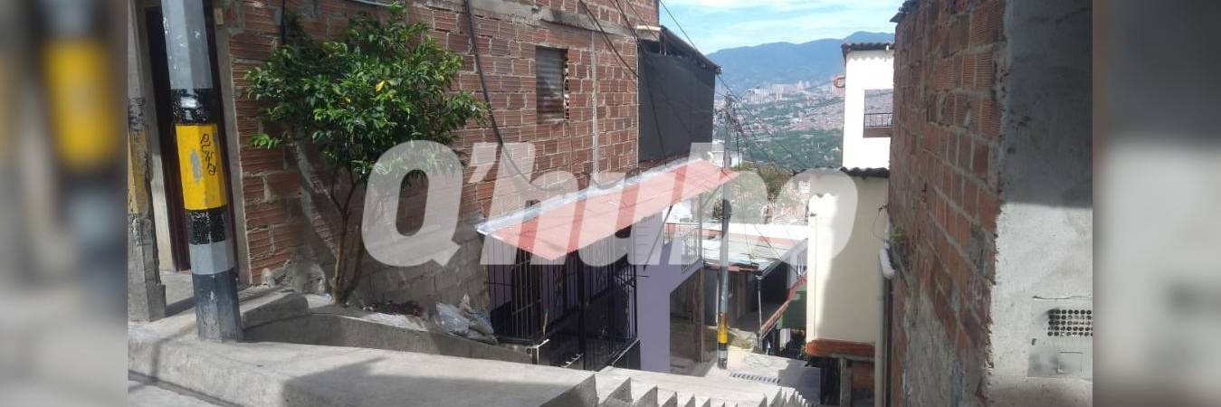 En estas escaleras del barrio fue donde los investigadores del CTI realizaron la inspección técnica al cadáver de Arce Ortegón. FOTO: GUILLERMO OSPINA
