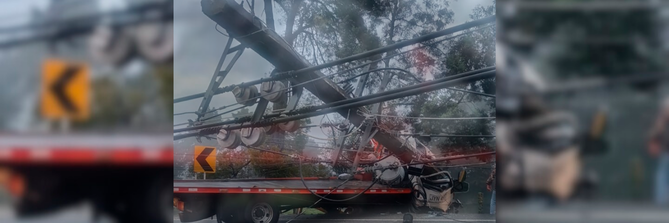 Así quedó el camión de plataforma que se accidentó en Las Palmas. /FOTO: DENUNCIAS ANTIOQUIA