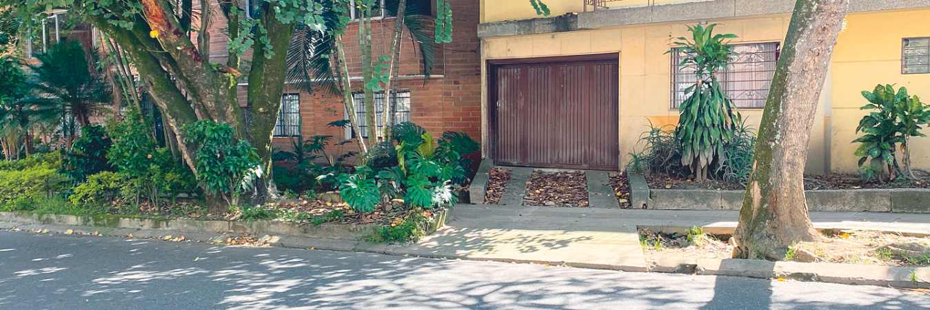 En la entrada de este garaje ubicado en la carrera 86 con la calle 37A, fue encontrado el cadáver de Marlon Giovanny. /FOTO: ANDRÉS FELIPE OSORIO GARCÍA.
