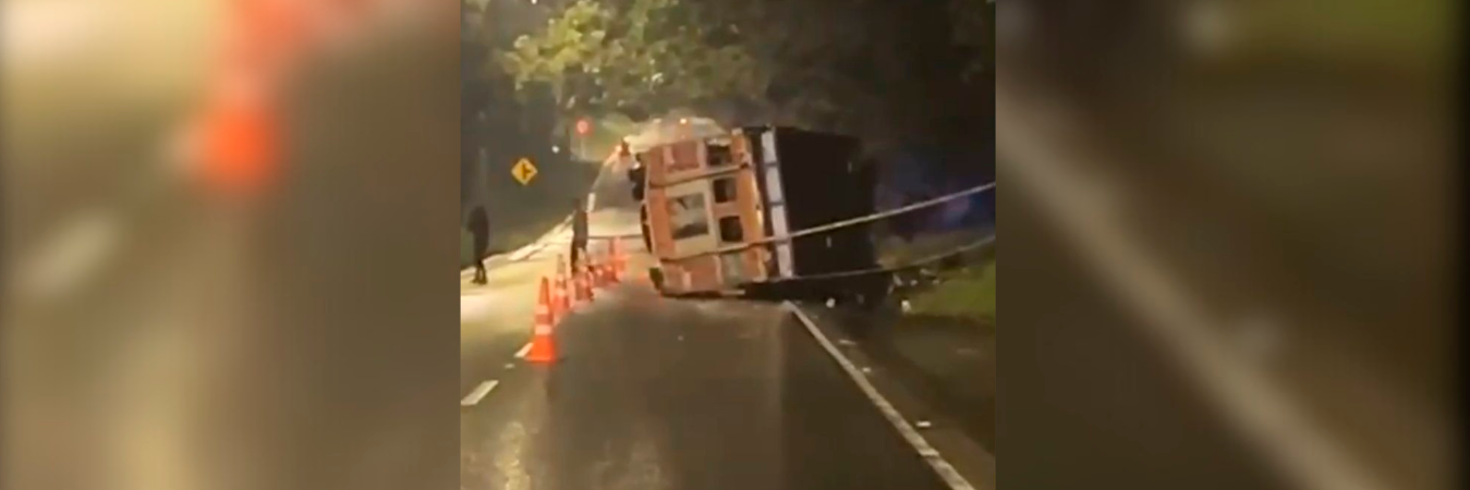 La chiva quedó volcada a un costado de la vía. /FOTO: CAPTURA DE VIDEO