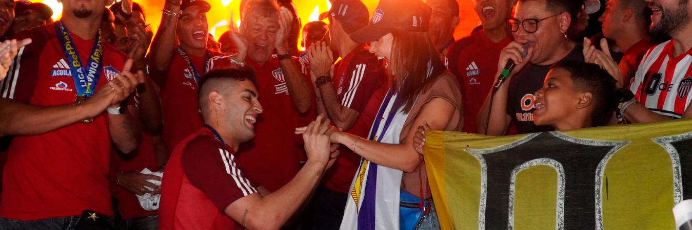 Santiago Mele pidiéndole matrimonio a su novia Manuela Calvi. /FOTO: X @JuniorClubSA