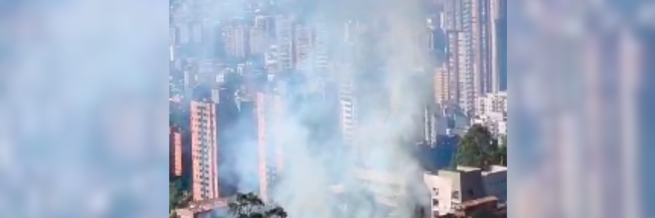 Incendio al frente del Centro Comercial El Tesoro. /FOTO: TOMADA DE VIDEO 