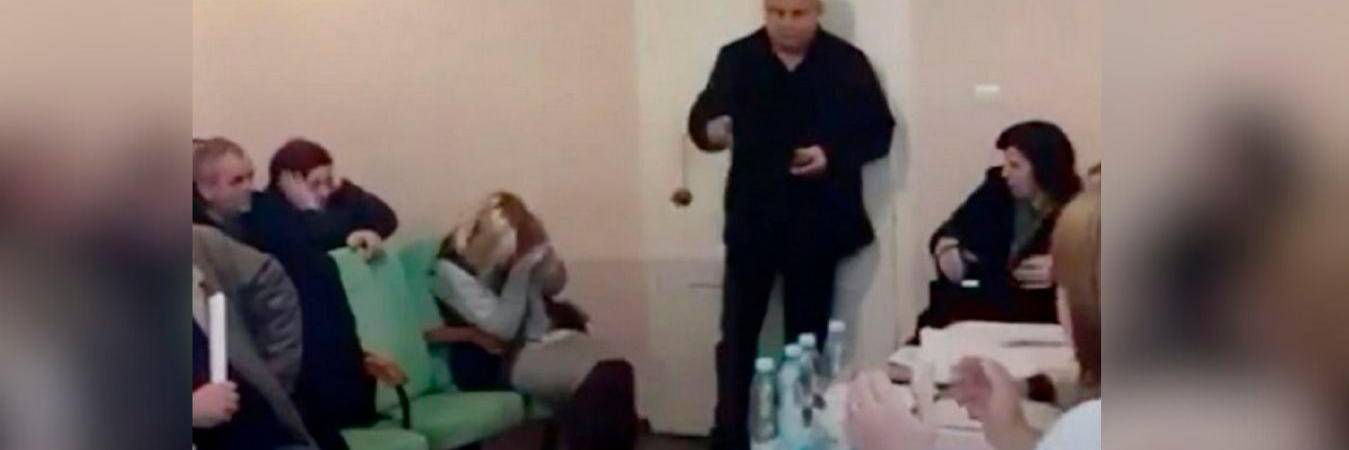 Momento del ataque en sesión de concejales en Ucrania. /FOTO: CAPTURA DE PANTALLA. 