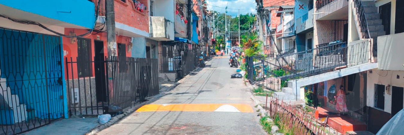 En esta cuadra del barrio La Esperanza, justo donde está el resalto amarillo, frente a la casa de la víctima, ocurrió la golpiza. /FOTO: ANDRÉS GARCÍA HERNÁNDEZ.