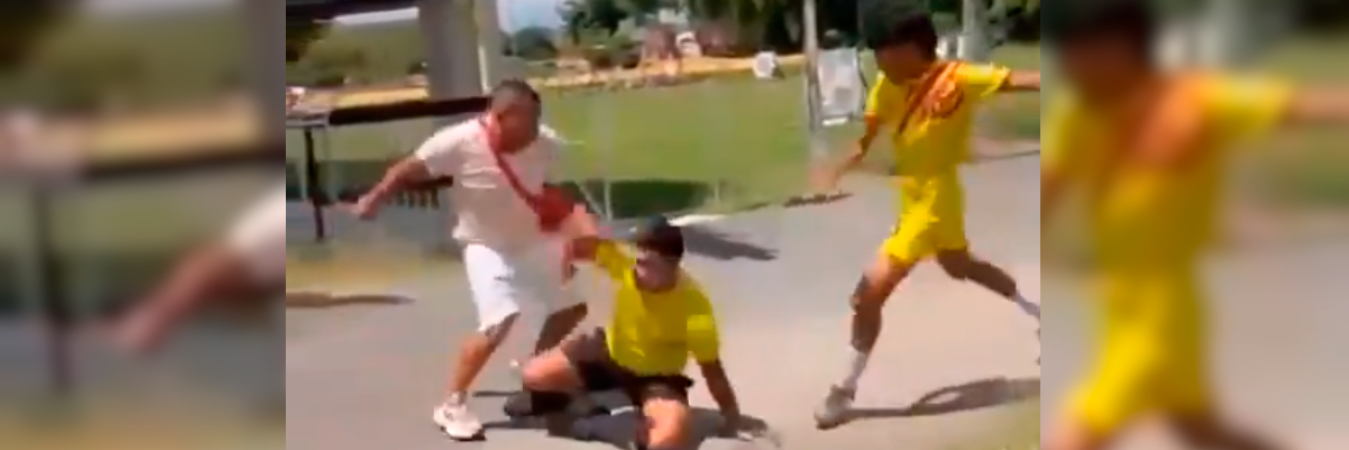 Momento de la golpiza a árbitro en el Torneo Nacional del Café en Pereira. /FOTO: TOMADA DE VIDEO 