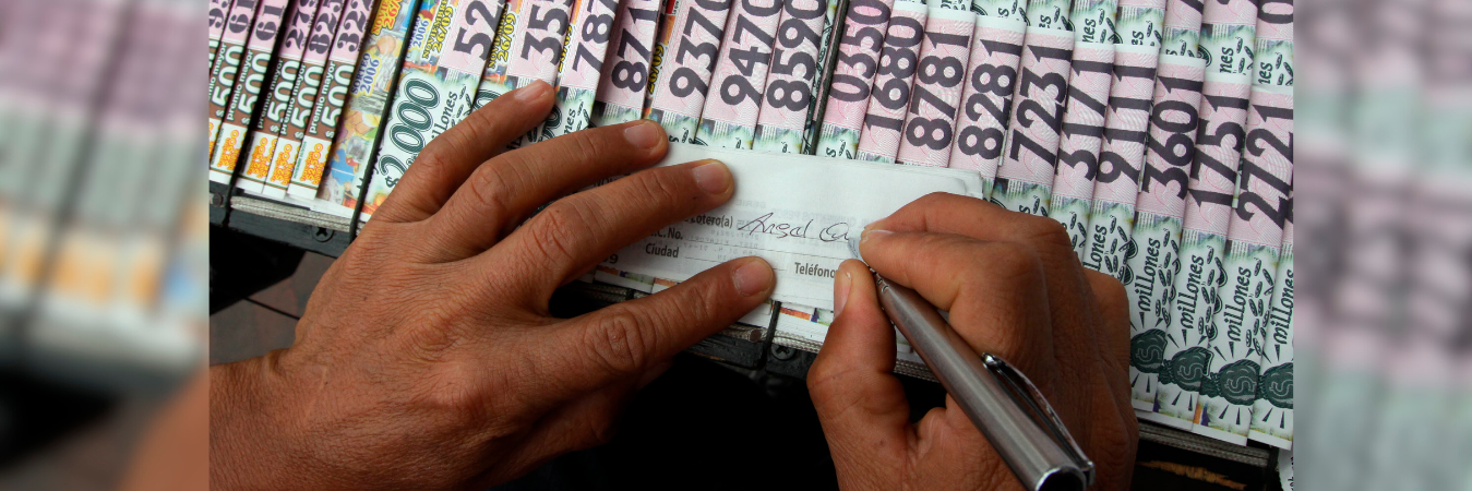 Venta de loterías en Medellín. /FOTO: ARCHIVO