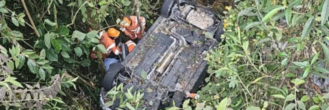 El conductor fue socorrido por las autoridades. /FOTO: CORTESÍA DENUNCIAS ANTIOQUIA