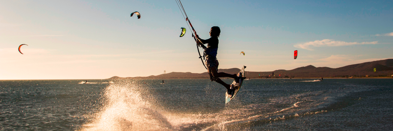 El kitesurf es un deporte en el que se usa una cometa que ayuda a que un deportista se deslice sobre el agua mediante una tabla. / FOTO: ARCHIVO