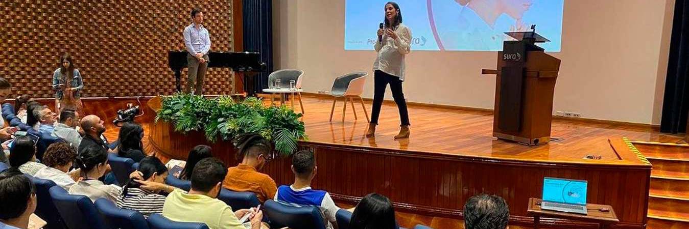El taller busca educar a más jóvenes en temas de lucha de desinformación y polarización. /FOTO: DIP