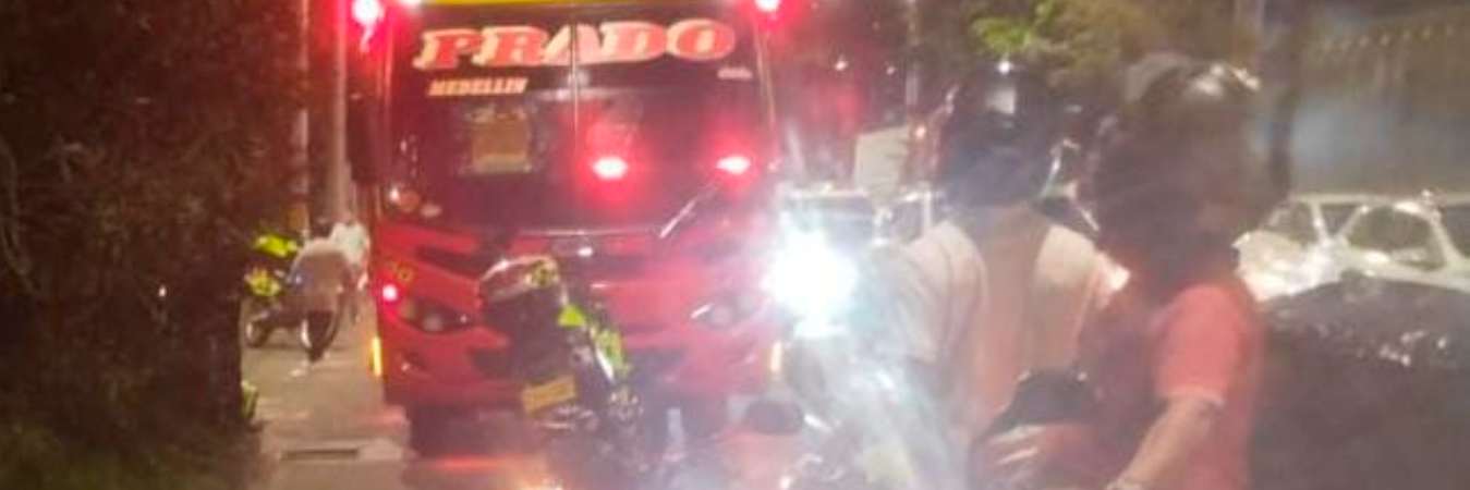 Los hechos ocurrieron a la altura del puente Guayaquil en la autopista Sur. /FOTO: CORTESÍA DENUNCIAS ANTIOQUIA. 