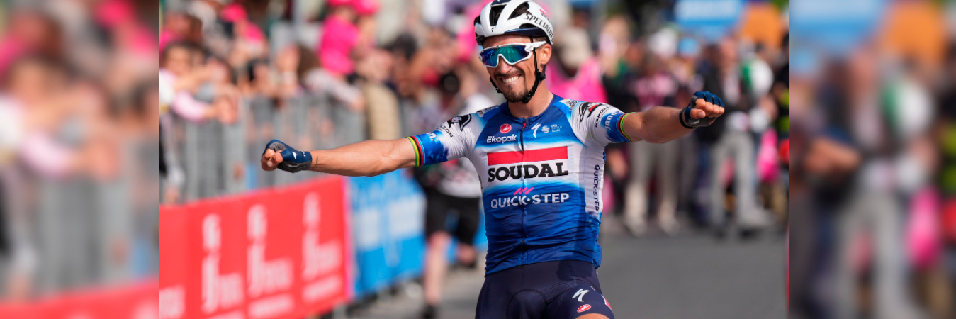 Julian Alaphilippe celebrando el triunfo. /FOTO: X @giroditalia