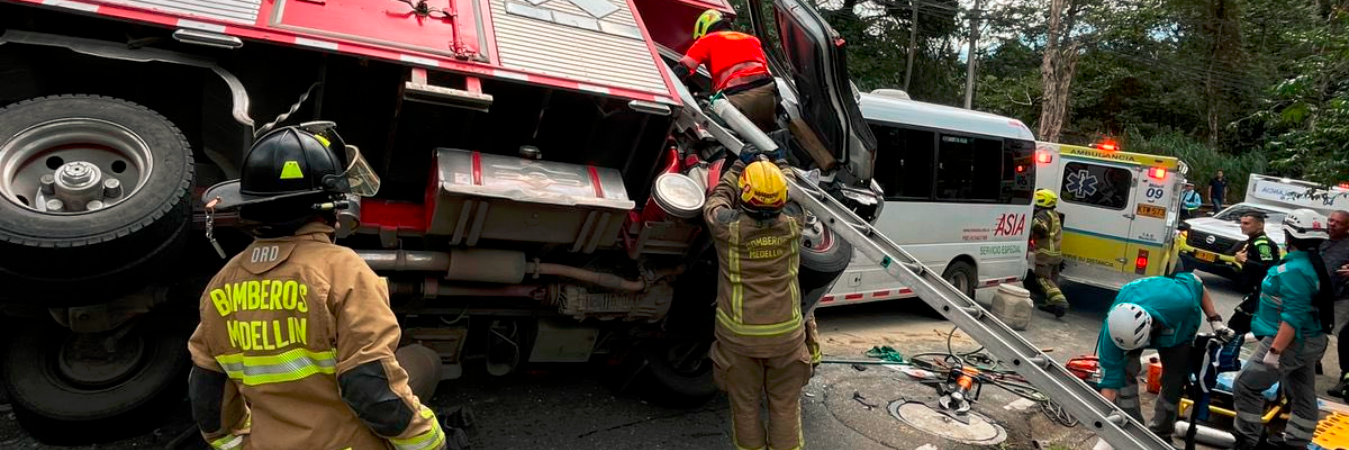 El accidente dejó a los dos conductores lesionados, así como a siete pasajeros adultos. / FOTO: DAGRD