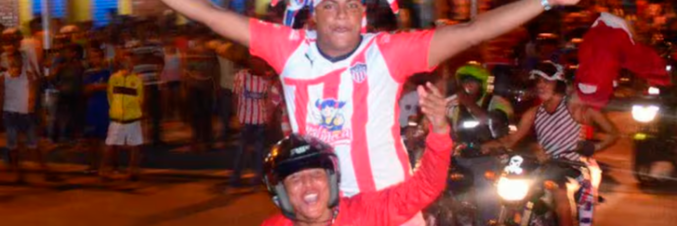 Hinchas del Junior celebrando falsa estrella. /FOTO: REDES SOCIALES 