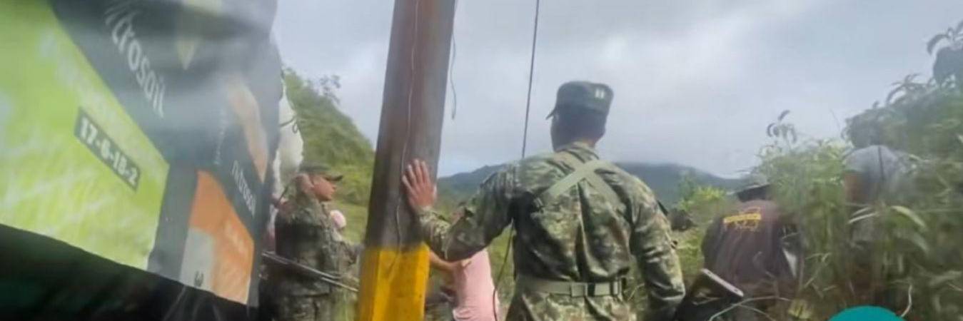 Un camión que se salió de la carretera terminó siendo saqueado por cerca de 50 personas. FOTO: CAPTURA DE PANTALLA VIDEO NP NOTICIAS