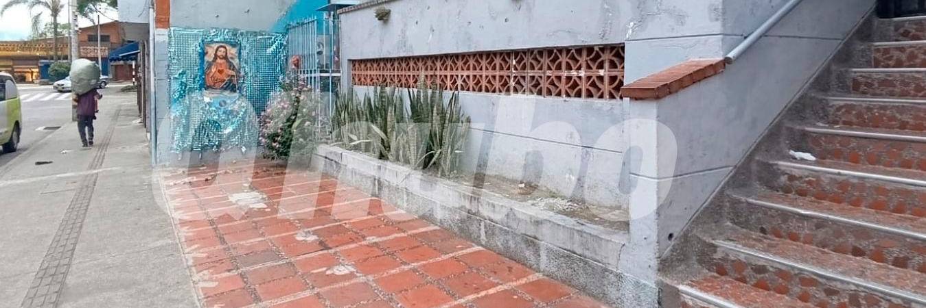 Aquí, en este andén, hallaron a un habitante de calle con varias heridas de puñal y falleció. /FOTO: ALEJANDRA MORALES RÍOS