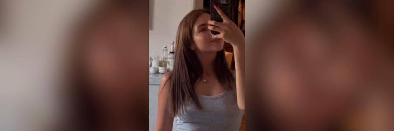 La cantante cambió su distintivo look. /FOTO: CAPTURA DE PANTALLA