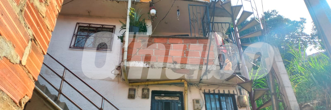 Los vecinos auxiliaron a la víctima y la llevaron a un centro asistencial. /FOTO: MAURICIO ANDRÉS PALACIO BETANCUR