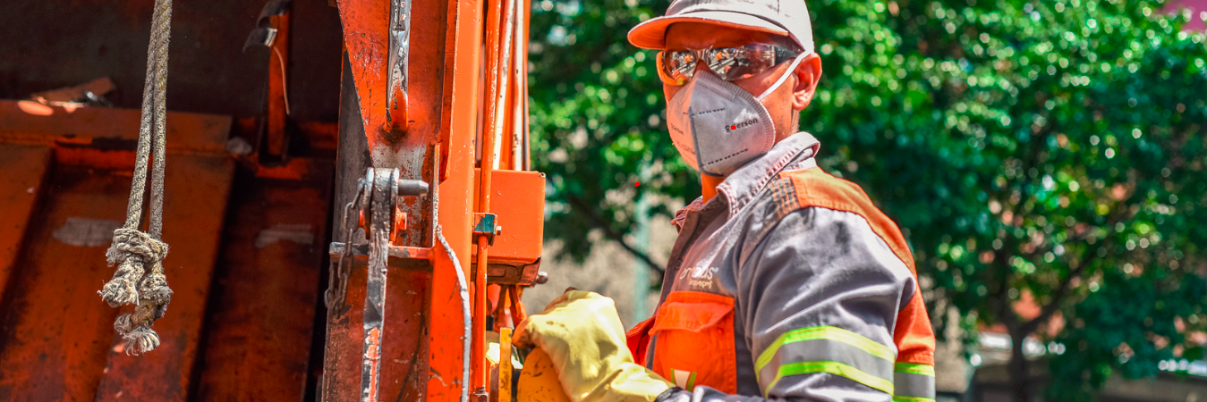La empresa de recolección de basuras enfatizó que lo único que cambia son los horarios de recolección y no los días. / FOTO: EMVARIAS