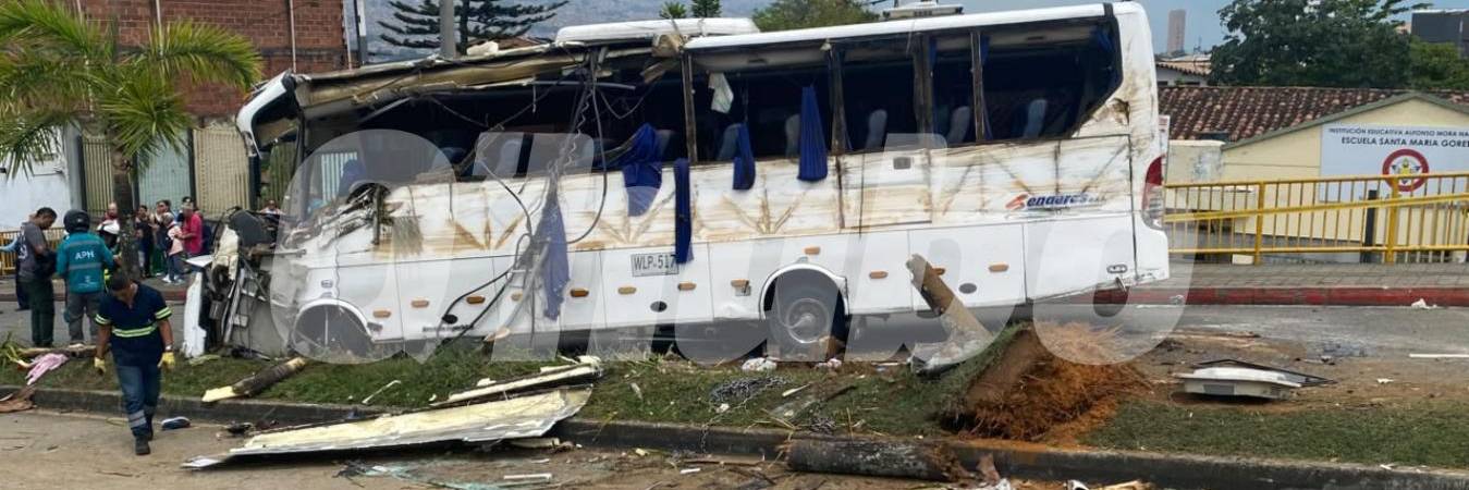 Así quedó el bus tras volcarse sobre el separador. FOTO: ALEJANDRO ZAPATA