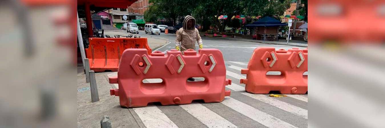 El personal de salud y los bomberos ya están ayudando a todas las víctimas del ataque. /FOTO: DENUNCIAS ANTIOQUIA