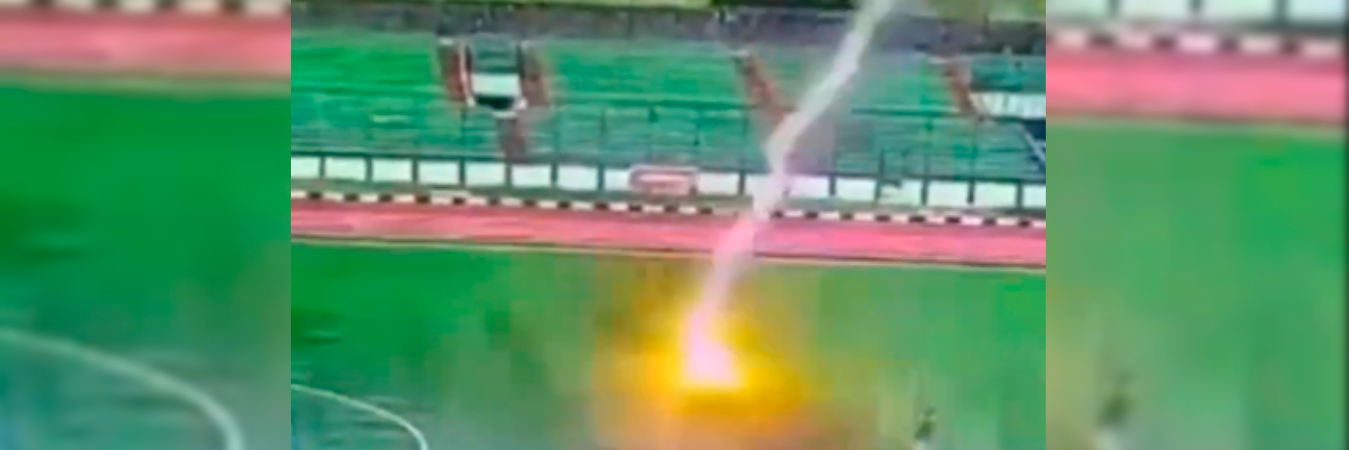 Momento en el que el rayo impactó al futbolista. /FOTO: TOMADA DE VIDEO 