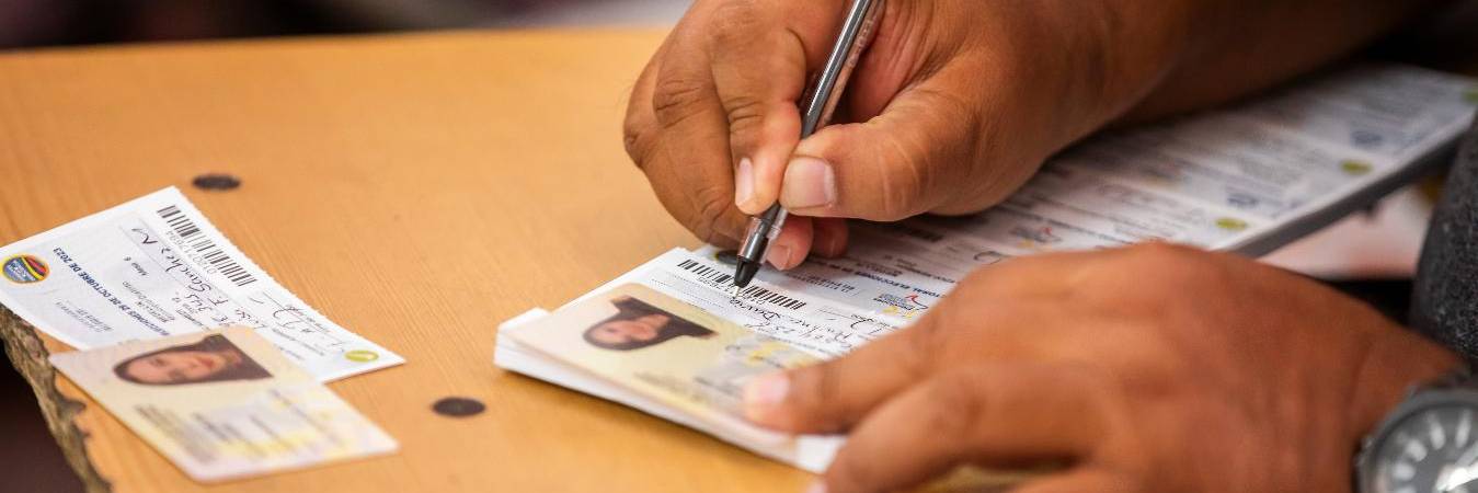 Los certificados electorales son entregados en el punto de votación. FOTO: CARLOS VELÁSQUEZ