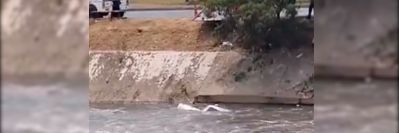 El vehículo fue sacado del río con una grúa. /FOTO: CAPTURA DE VIDEO 