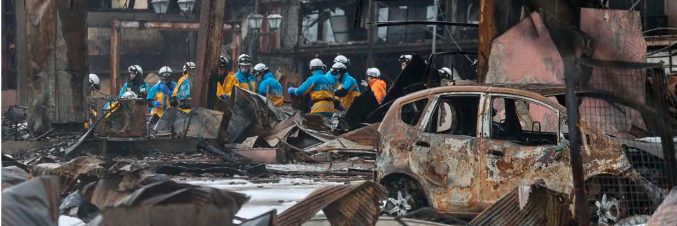 Socorristas buscan personas entre los escombros en el terremoto en Japón. / FOTO: AFP.