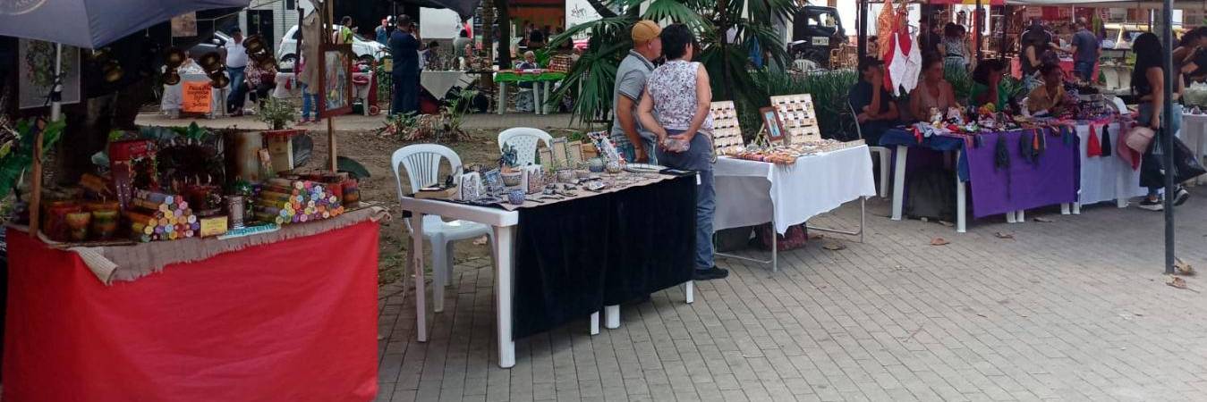 Las carpas no alcanzaron para todos los emprendedores en el Sanalejo. /FOTO: CORTESÍA. 