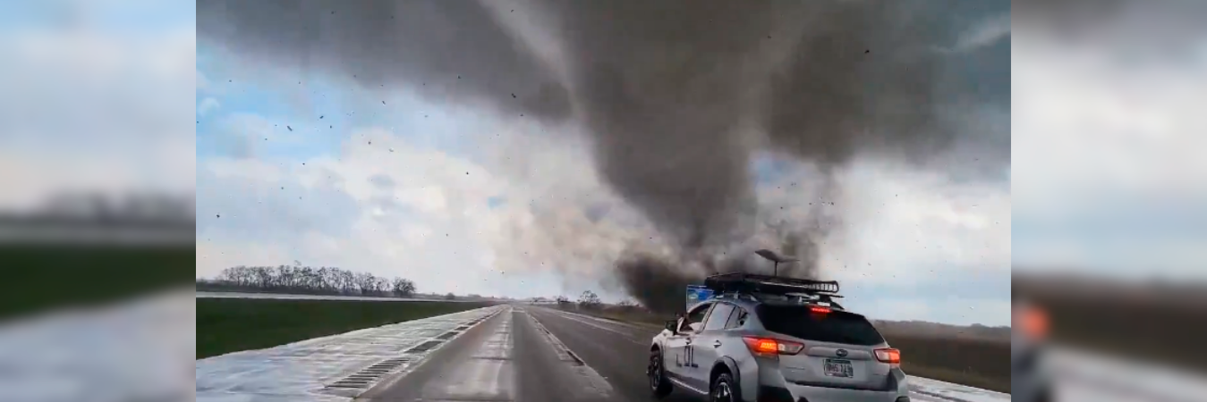 Momento en el que el tornado amenaza los vehículos de Nebraska. /FOTO: TOMADA DE VIDEO 