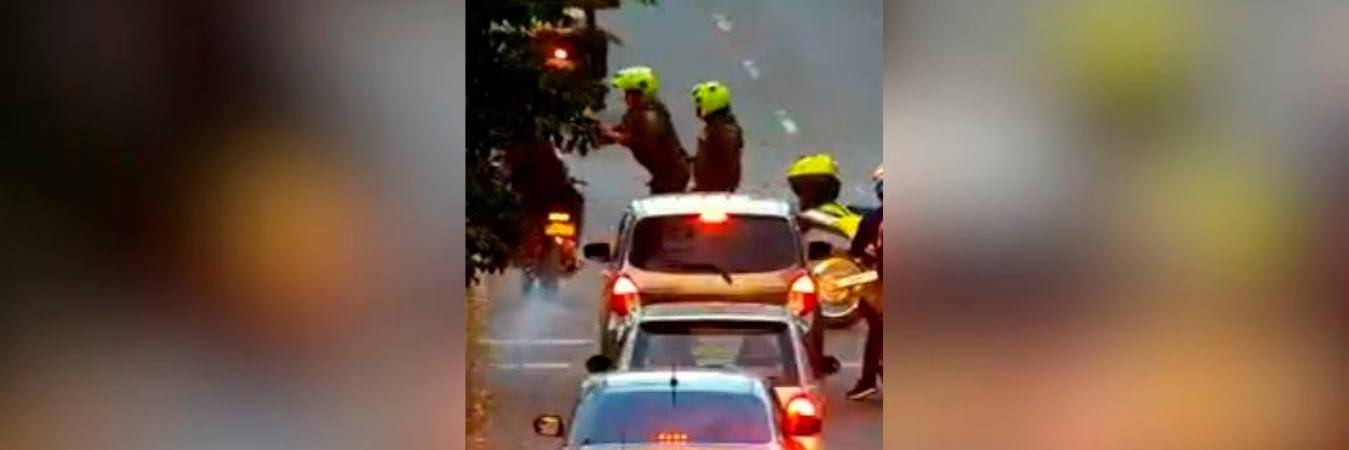 Momento en que las autoridades aprehenden a estos dos sujetos. /FOTO: CAPTURA DE PANTALLA. 