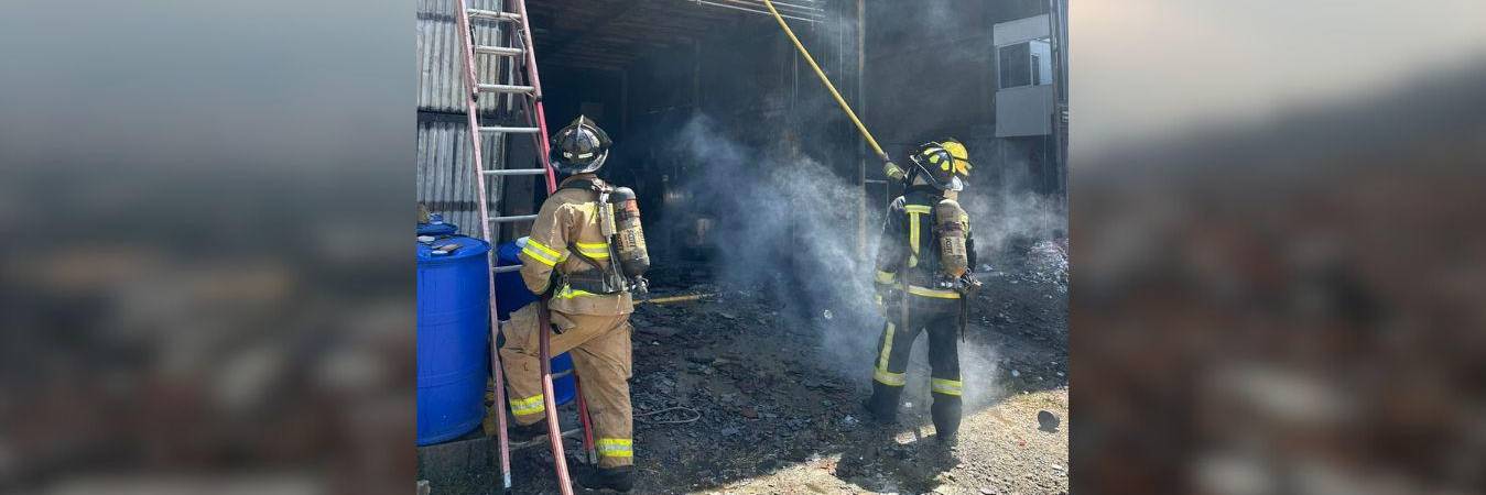 Un fuerte incendio prendió las alarmas en Bello en la mañana de este sábado./ FOTO: ALCALDÍA DE BELLO