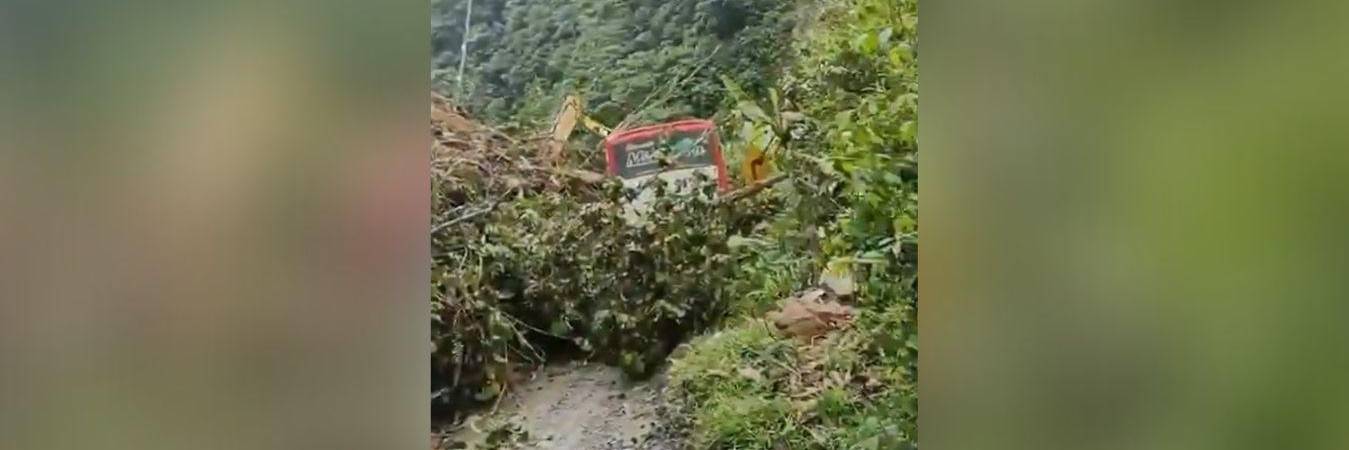 El vehículo quedó atrapado en medio del lodo cuando parte de la montaña cedió de manera repentina. FOTO: CAPTURA DE PANTALLA VIDEO USUARIO