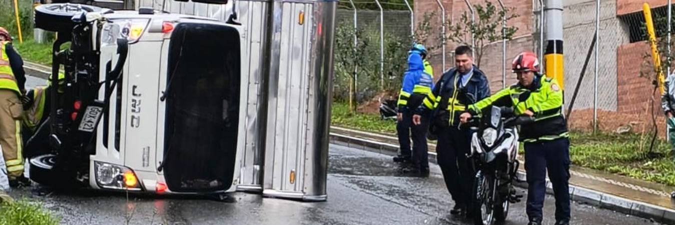 Nuevo accidente: un camión terminó volcado mientras descendía por la loma. FOTO: CORTESÍA NATALIA NÚÑEZ
