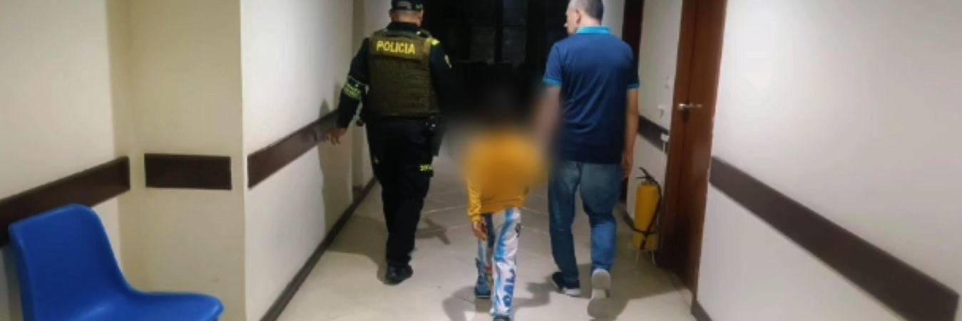 La patrulla de vigilancia llegó de inmediato al sector La Quiebra y encontró al pequeño completamente solo. FOTO: ALCALDÍA DE MEDELLÍN 