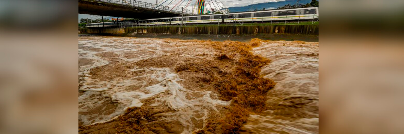 Río Medellín crecido después de un aguacero. /FOTO: MANUEL SALDARRIAGA. 