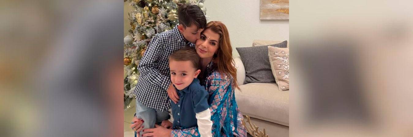 Carolina Cruz con sus hijos: Matías (izquierda) y Salvador (centro). /FOTO: @CAROLINACRUZOSORIO