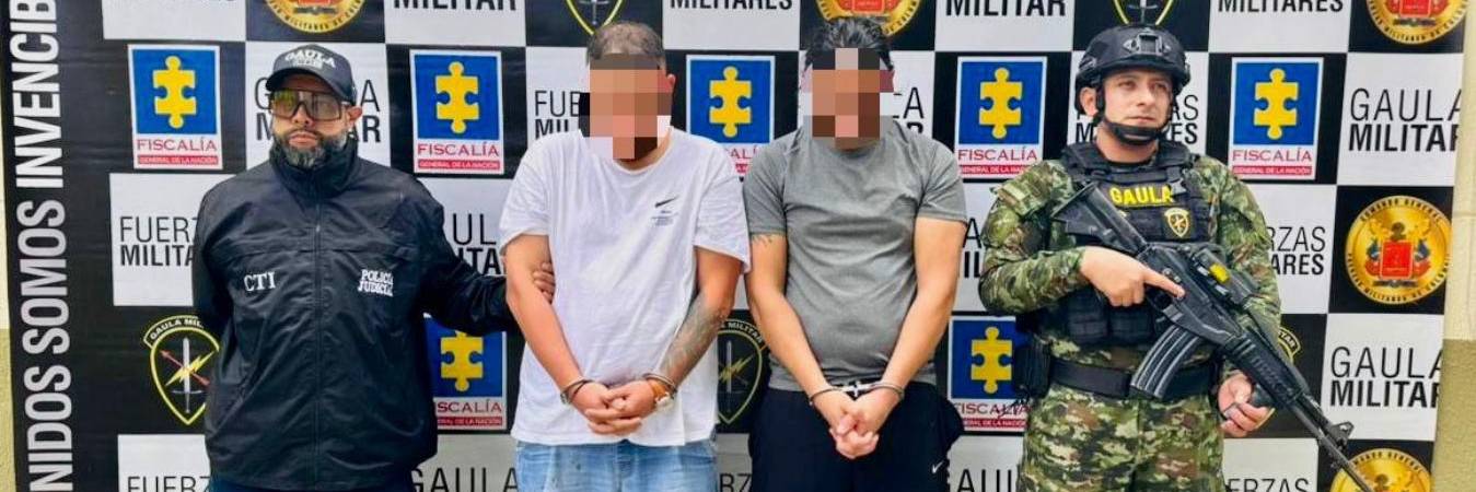 Presentados los dos capturados por las autoridades. FOTO: CORTESÍA EJÉRCITO NACIONAL