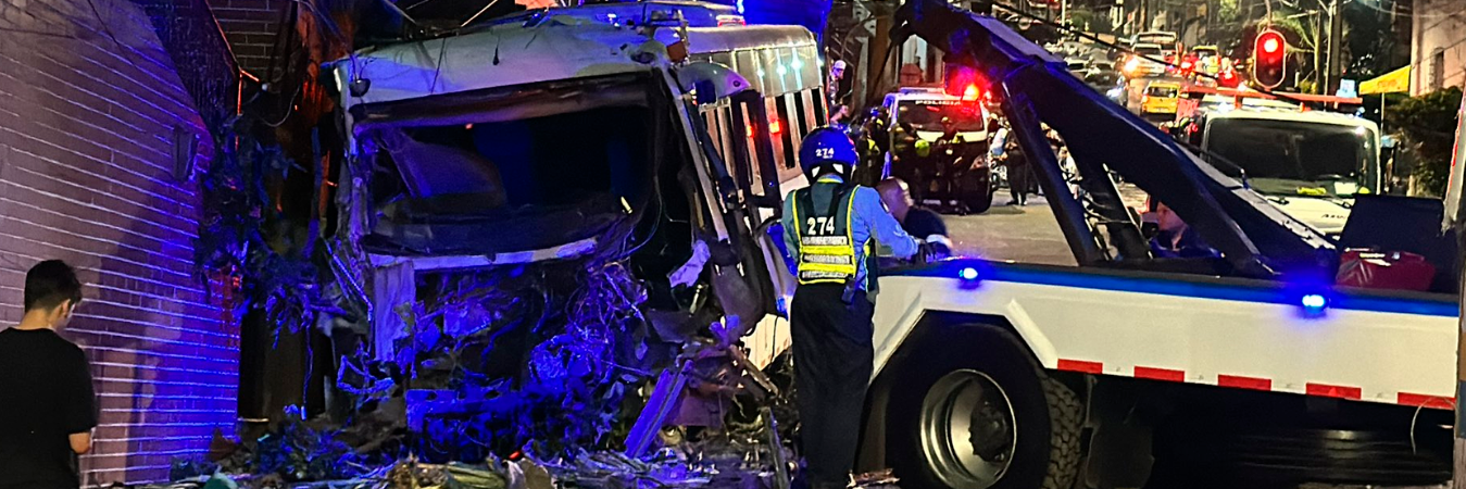 Las autoridades todavía investigan qué fue lo que pasó que hizo que el bus no pudiera frenar cuando debía. / FOTO: DAGRD