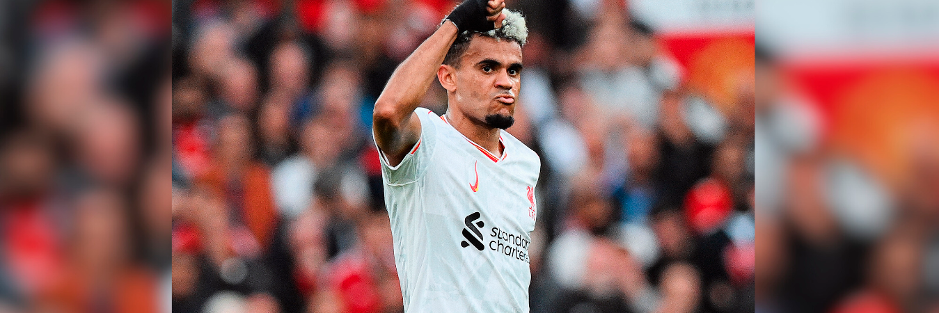 Luis Díaz celebrando uno de los goles ante Manchester United. /FOTO: X @LFC