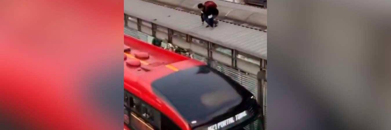TransMilenio condenó este tipo de actos y pidió que no se hicieran virales estas acciones. / FOTO: CAPTURA DE VIDEO