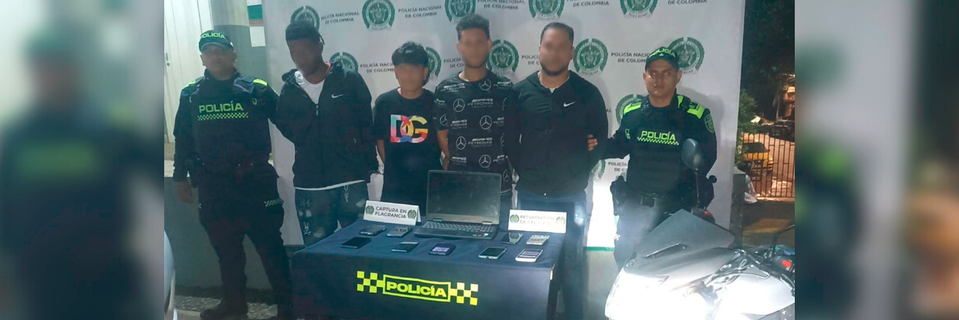 Estos cuatro hombres fueron capturados luego de que, presuntamente, cometieran un hurto en un local de comidas en Conquistadores. /FOTO: CORTESÍA