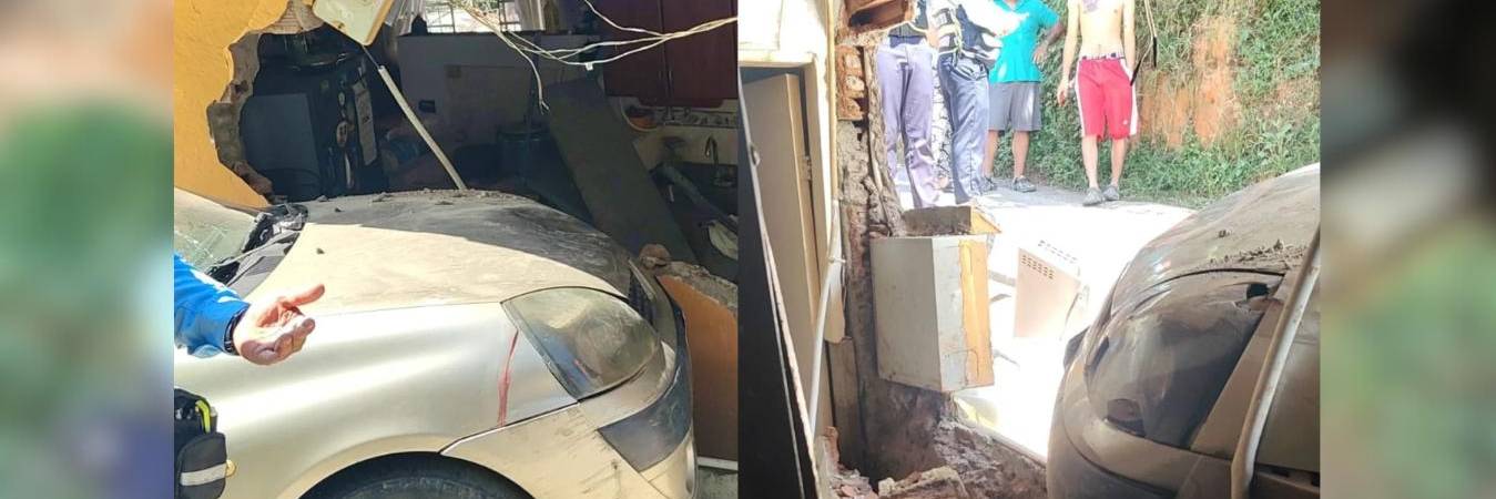 El vehículo derribó uno de los muros de la casa. /FOTO: BOMBEROS GIRARDOTA 