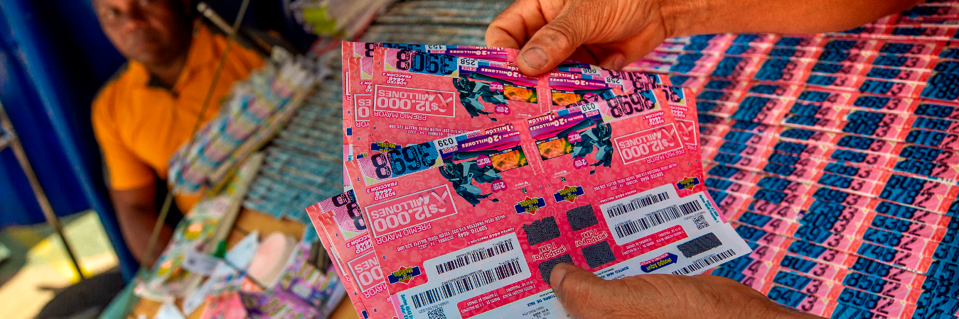 Venta de billetes de la Lotería de Medellín. /FOTO: CAMILO SUÁREZ