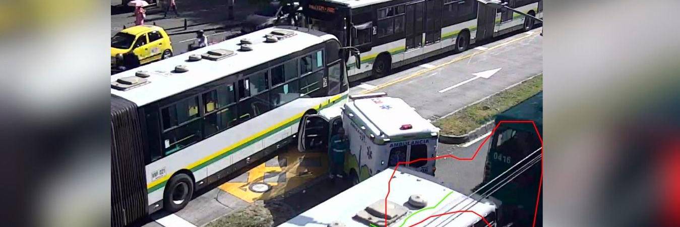 La ambulancia impactó al bus de transporte público por uno de los costados. /FOTO: CORTESÍA DENUNCIAS ANTIOQUIA.