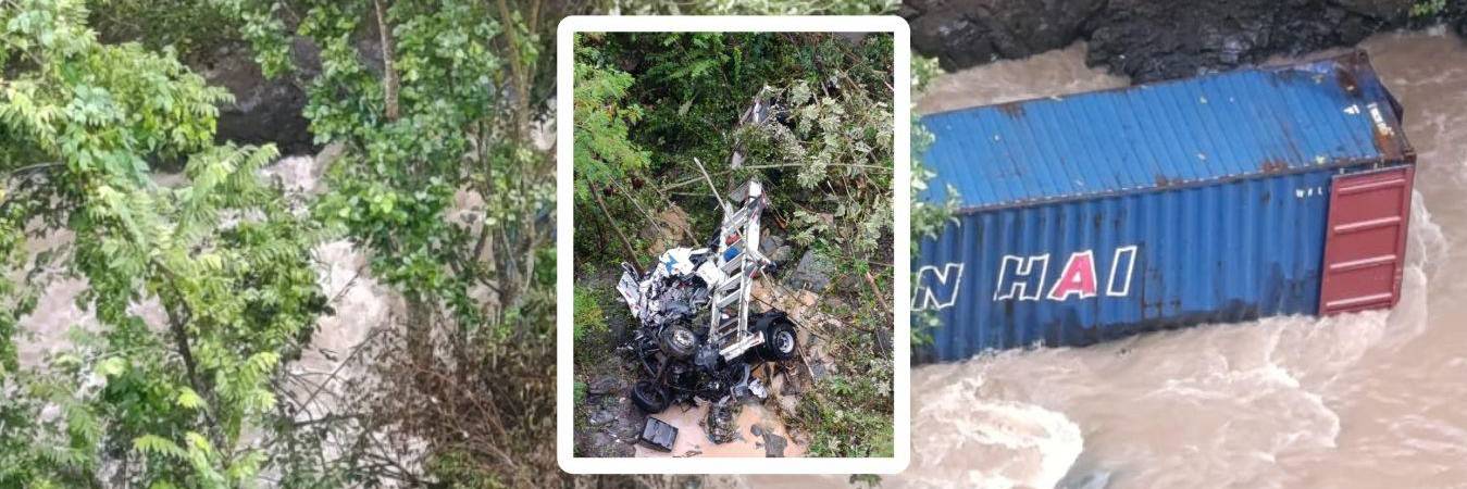 Así terminó la tractomula en la vía a Occidente. / FOTO: JULIO CÉSAR HERRERA