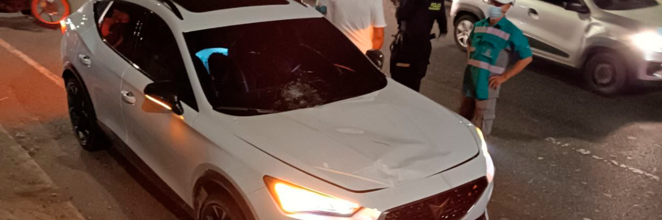 El vehículo terminó averiado por el golpe. /FOTO: CORTESÍA. 