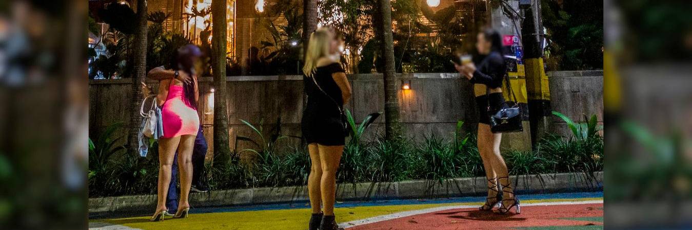 Prostitución en el parque Lleras de El Poblado. /FOTO: ANDRÉS CAMILO SUÁREZ