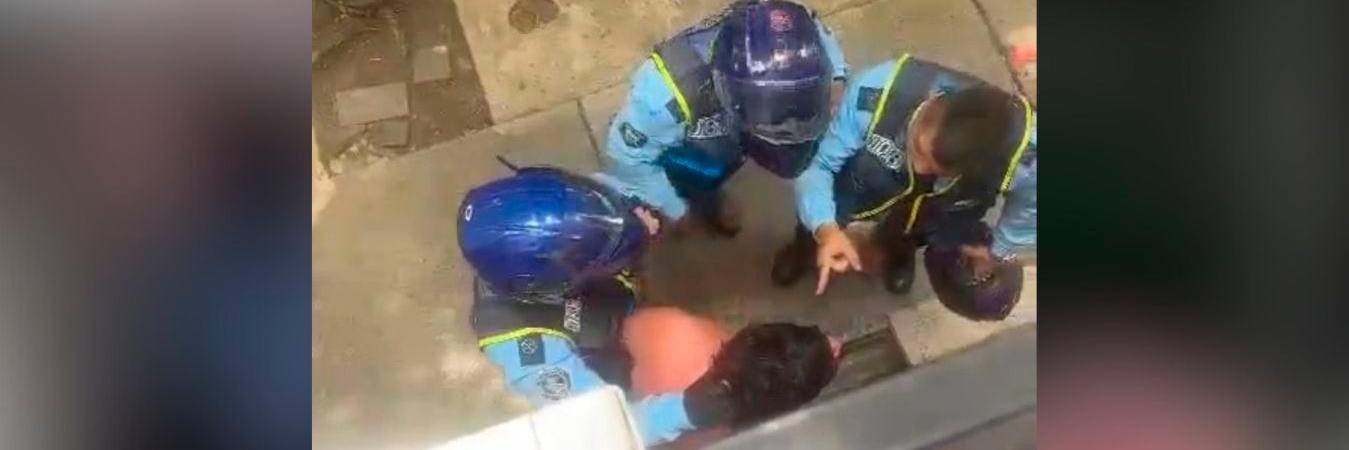 Momento en que el hombre es agredido por los agentes de tránsito. /FOTO: CAPTURA VIDEO DENUNCIAS ANTIOQUIA. 